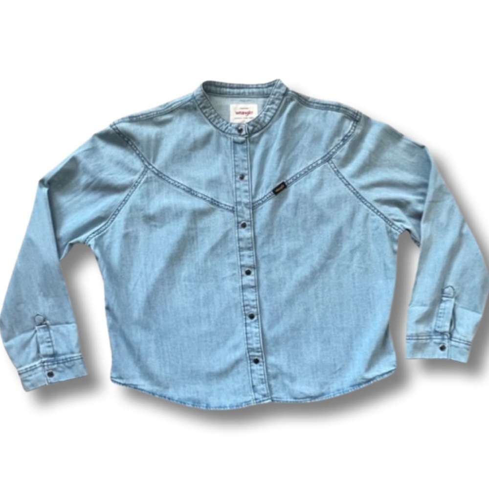 Wrangler Lovely Denim Shirt Light Wash Women’s Size Medium.